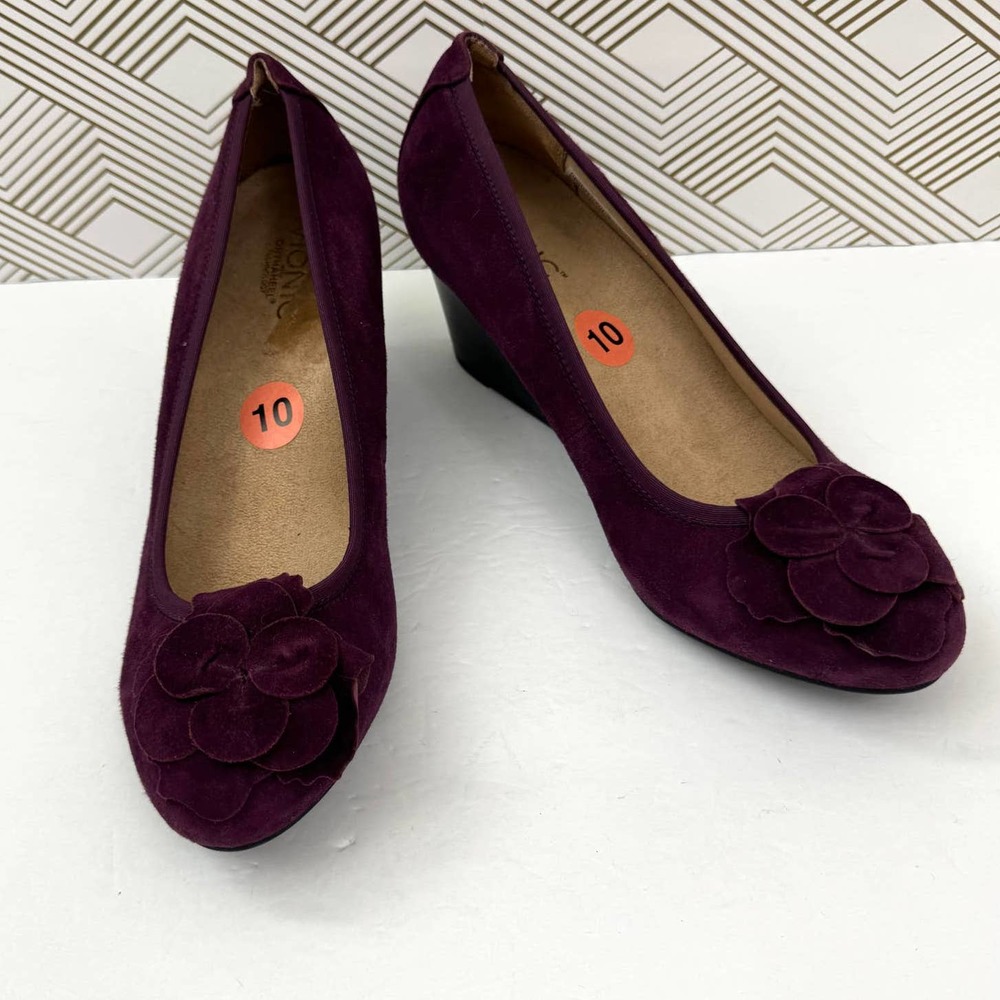 Vionic Women's Hayes Floral Suede Wedge Pump Heel Plum Size 10